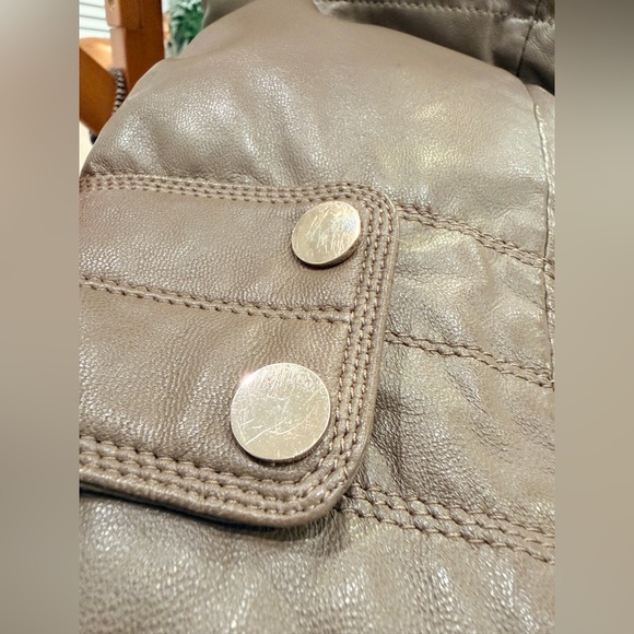 Elegant Lamb Leather coat with real Fur Collar - Picture 9 of 12